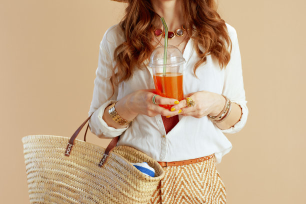 穿着米色衬衫和短裤的时髦女人图片下载