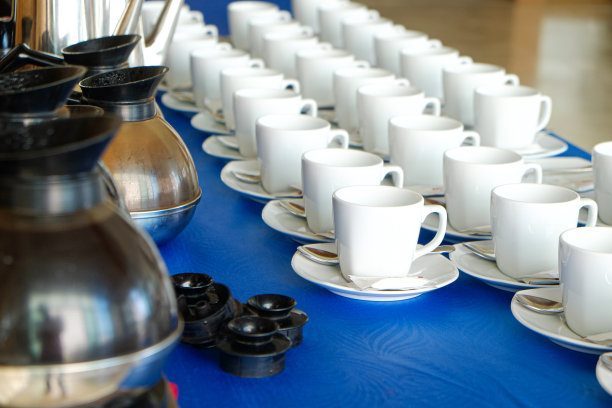 桌上的咖啡杯，咖啡从罐子里倒出来图片下载