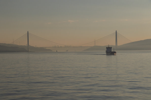 货船在运输途中。马尔马拉海。图片下载