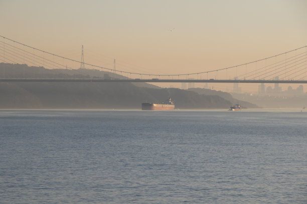 货船在运输途中。马尔马拉海。图片下载