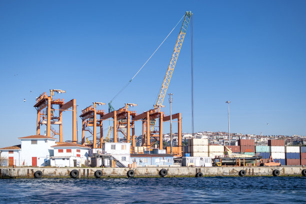 船舶装卸起重机和海滨港口图片下载