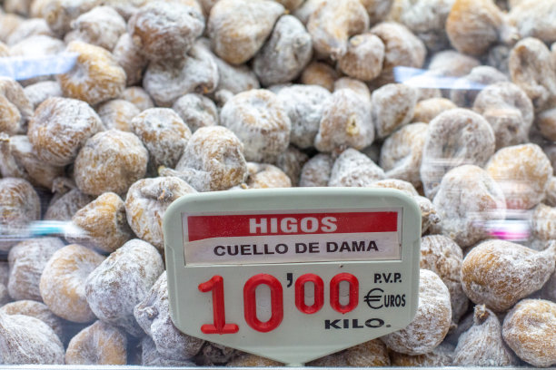 在西班牙瓦伦西亚的中央市场，女士脖子上的无花果图片下载