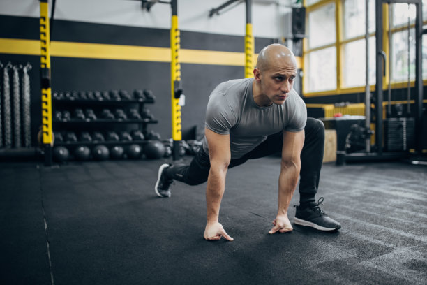 男子在健身房训练图片下载