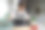 微笑的年轻家庭主妇在厨房里伸展披萨面团。图片下载