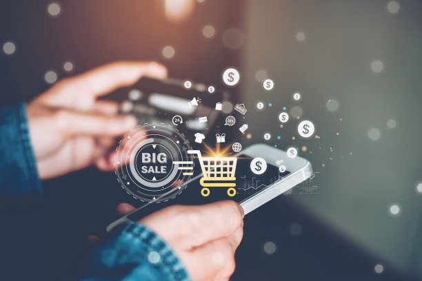 大销售网上购物银行商人使用智能手机持有信用卡网上购物的概念。图片下载