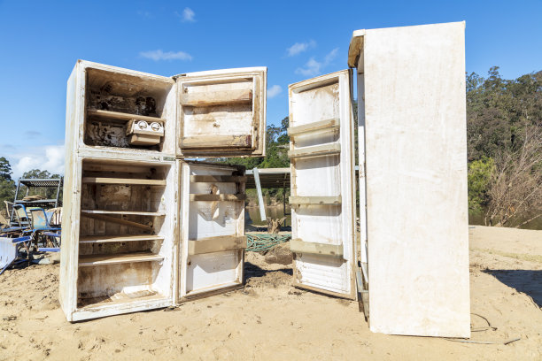 霍克斯伯里河附近的白色沙滩上，被洪水损坏的冰箱的照片图片下载