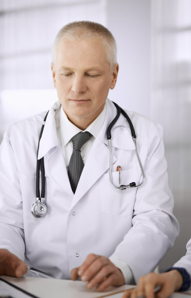 医生同事和老年治疗师坐在诊所的工作场所讨论目前的疾病治疗。医院的团队合作。医药保健理念图片下载