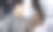 在一间现代化的办公室里，一个穿着绿色衬衫、戴着耳机的黑发年轻人正坐在办公桌前与一位女同事一起工作，与客户交谈。呼叫中心接线员正在工作图片下载