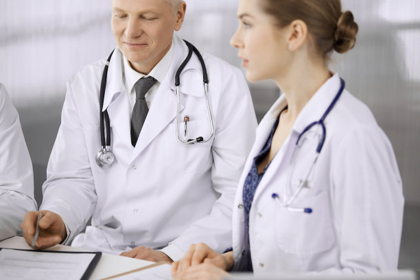 医生同事和老年治疗师坐在诊所的工作场所讨论目前的疾病治疗。医院的团队合作。医药保健理念图片下载