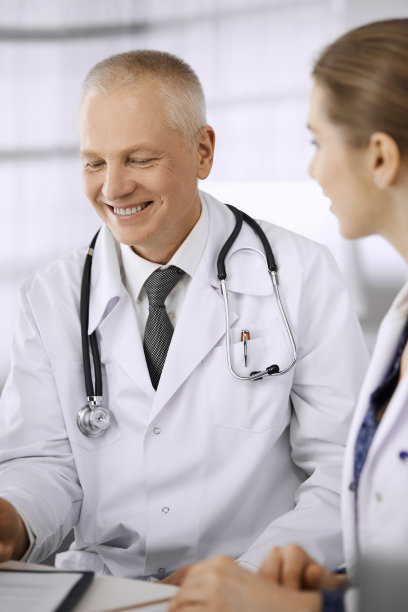 医生同事和老年治疗师坐在诊所的工作场所讨论目前的疾病治疗。医院的团队合作。医药保健理念图片下载