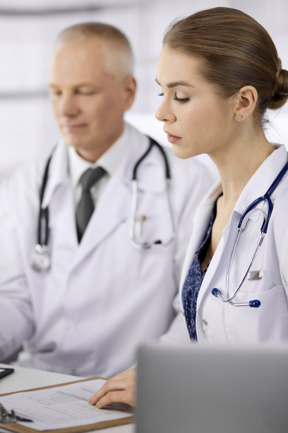 医生同事和老年治疗师坐在诊所的工作场所讨论目前的疾病治疗。医院的团队合作。医药保健理念图片下载