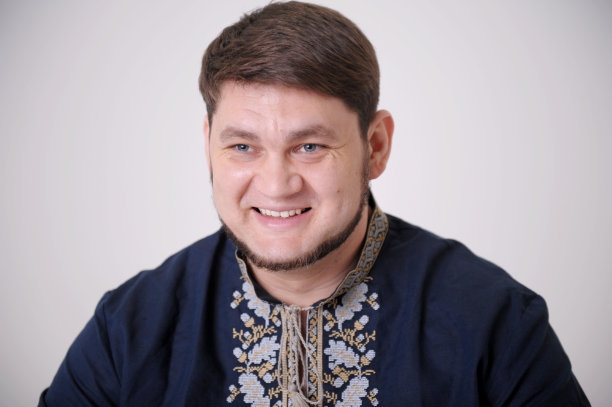 坚强的面孔身着乌克兰民族服装带着爱国者的微笑观众动画艺术家摄影照片展示民间工艺品工艺品品牌和手工工艺品图片下载