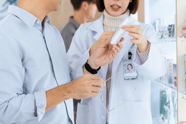 药师向客户说明合格药品的性能。图片下载