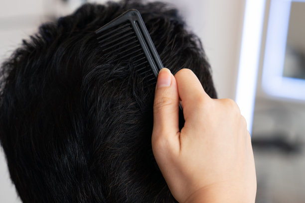 合格的女理发师在合格的发廊为男顾客理发。图片下载