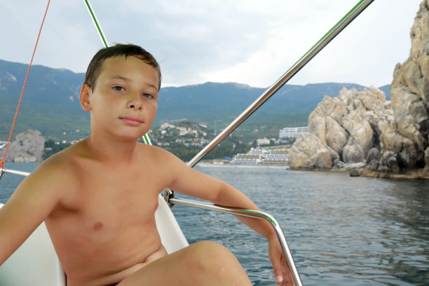 孩子在双体船上放松图片下载