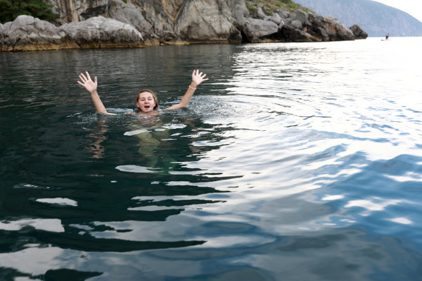在黑海溺水的女人图片下载
