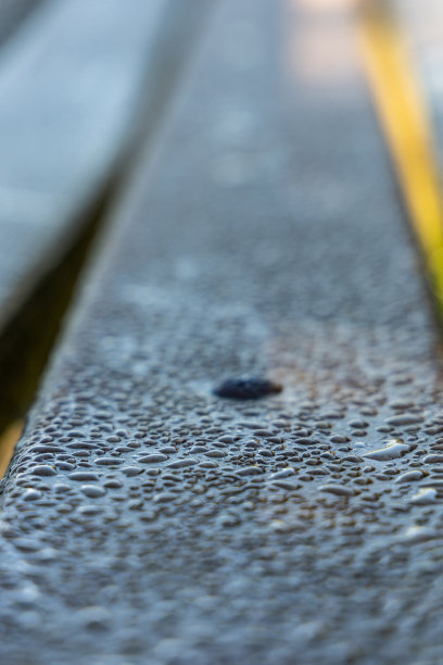 露珠落在油漆过的木头表面上图片下载