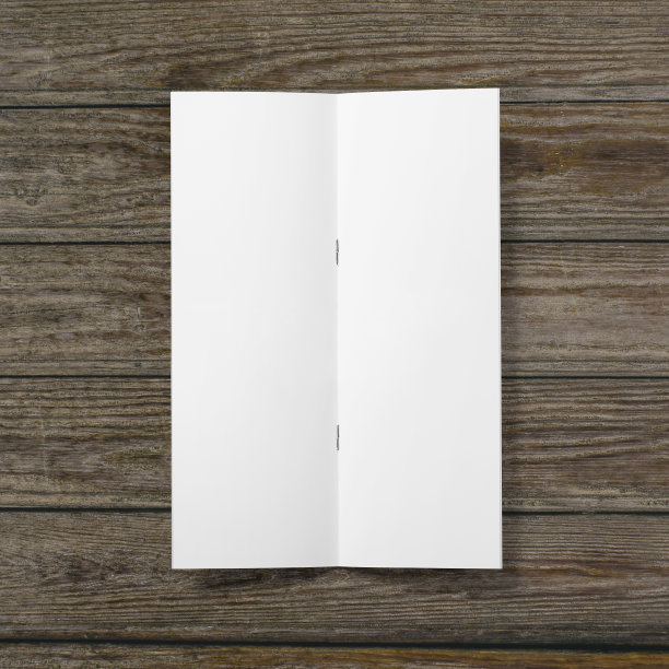 空白的白色半折叠纸在木制背景。图片下载