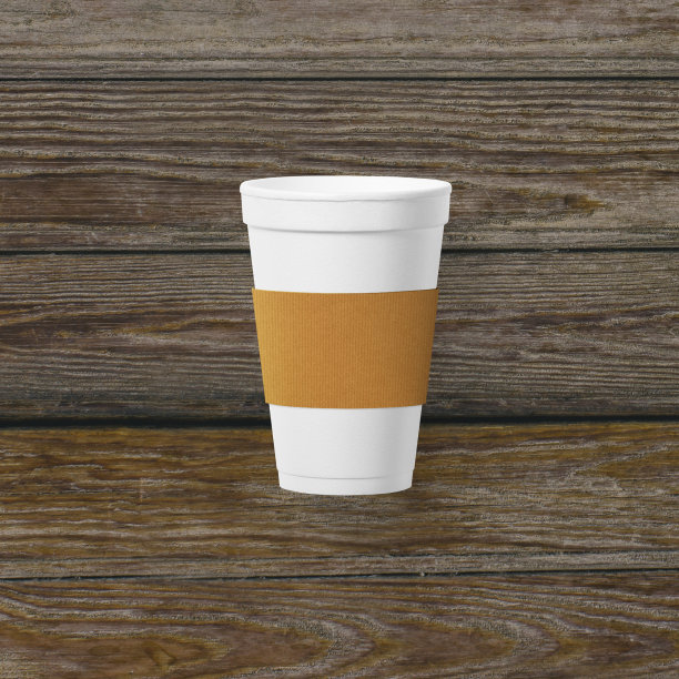 咖啡杯与纸处理隔离在木制背景的顶部视图。图片下载