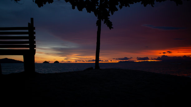 美丽的落日沙滩配椅图片下载