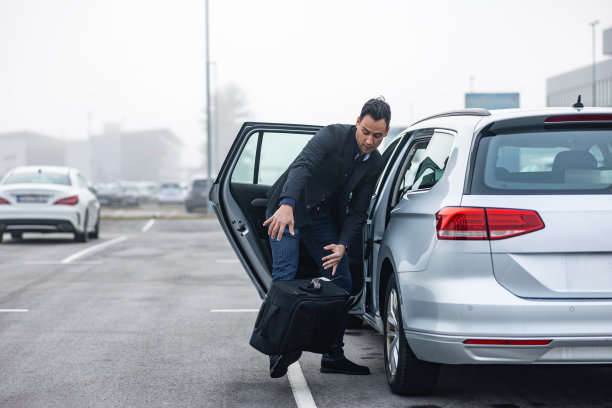 一个男人不小心从车上掉了一个包图片下载