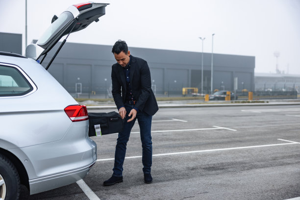 一个男人不小心从车上掉了一个包图片下载