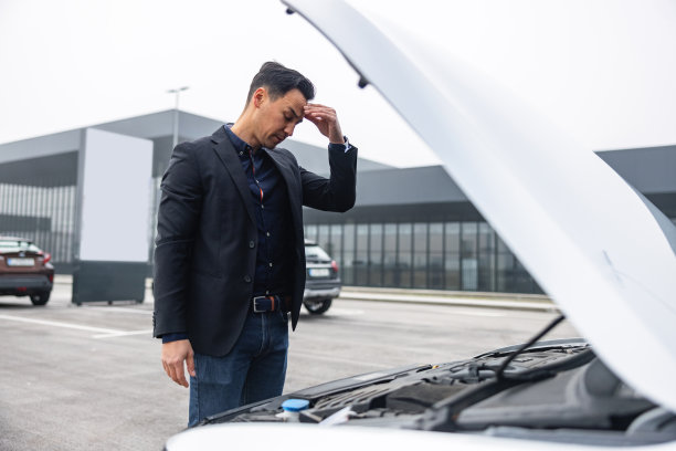 一名男子正在检查汽车发动机油图片下载