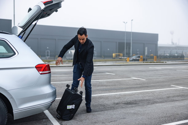 一个男人不小心从车上掉了一个包图片下载