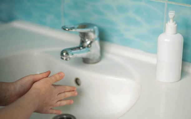 这孩子用肥皂洗手。图片下载