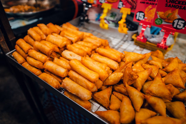 街市上出售的油炸食品图片下载