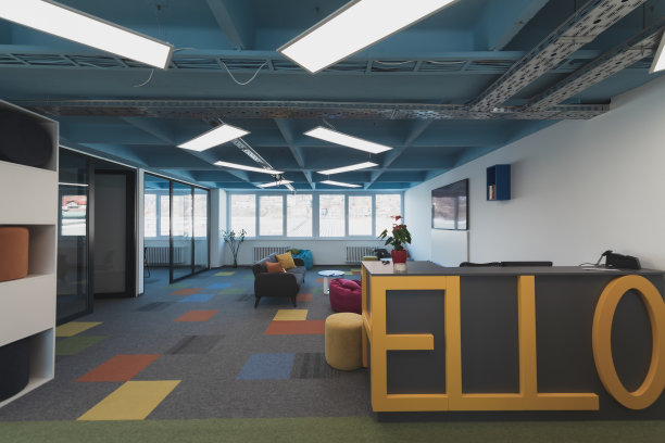 一个现代办公室的照片，在那里编程，数字营销和网页设计项目完成。办公室配有现代家具和玻璃办公室图片下载