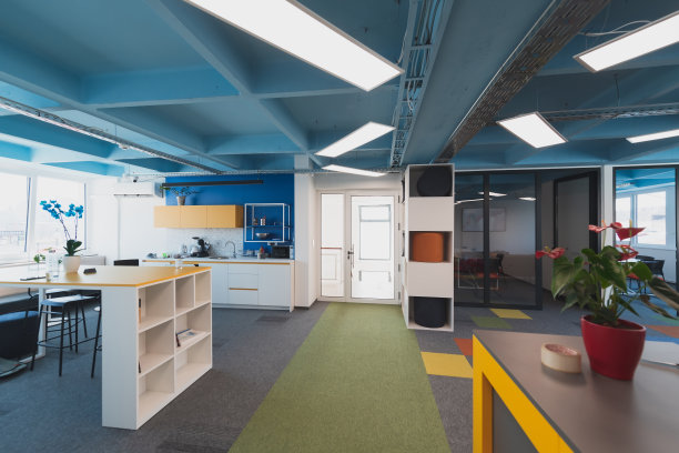 一个现代办公室的照片，在那里编程，数字营销和网页设计项目完成。办公室配有现代家具和玻璃办公室图片下载