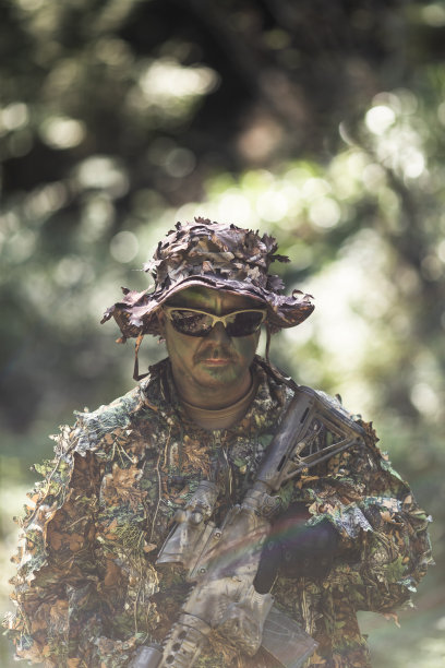 带着AR-15的全迷彩猎人在树林里图片下载