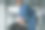 穿蓝制服的人在汽车维修处工作图片下载