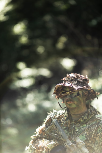 带着AR-15的全迷彩猎人在树林里图片下载