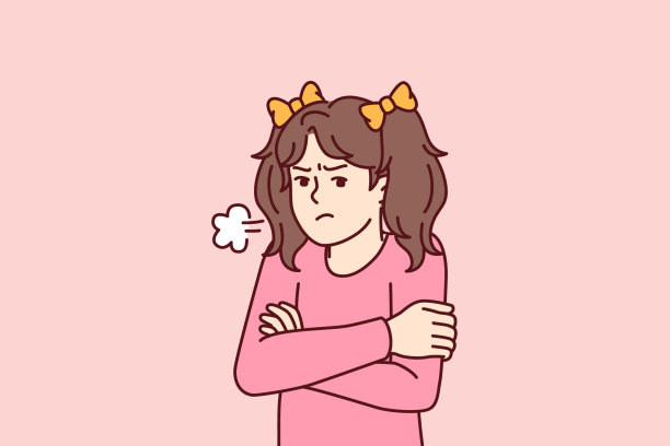 被幼儿园工作人员惩罚后，愤怒的小女孩双臂交叉站在那里，感觉受到了伤害图片下载