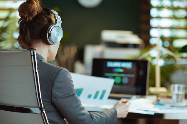 从背后看到一个女人在听音乐图片下载