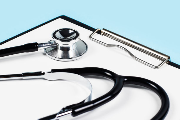 空白的剪贴板与现代听诊器，空间的信息图片下载