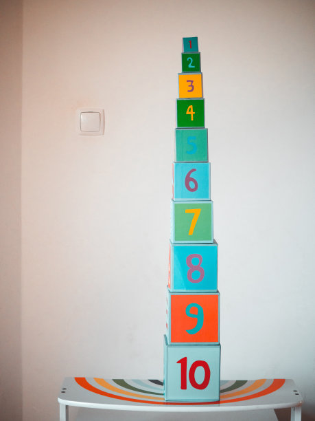 盒子形状的数字块从1到10在儿童长凳上图片下载