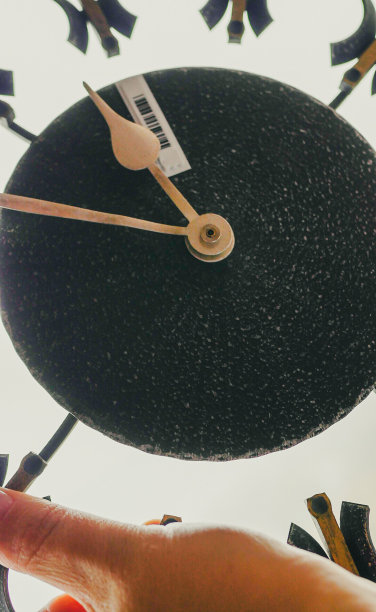 他手里拿着一只旧钟。一个大特写。条形码。图片下载