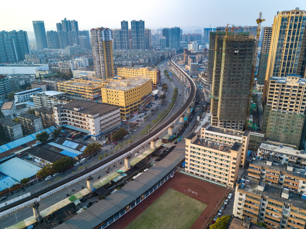 中国广西南宁市、老城区和铁路高架桥航拍图图片下载