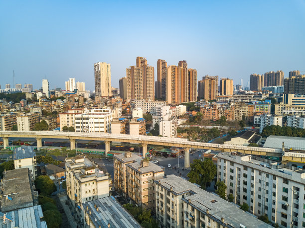 中国广西南宁市、老城区和铁路高架桥航拍图图片下载