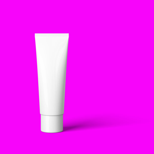 现实的化妆品瓶模拟设置孤立包上红紫色的背景。化妆品品牌模板。3 d渲染。图片下载