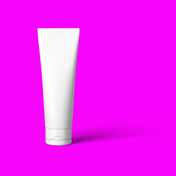 现实的化妆品瓶模拟设置孤立包上红紫色的背景。化妆品品牌模板。3 d渲染。图片下载