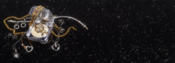 装有金银珠宝的盒子图片下载