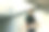 一名亚洲男子在行人过街隧道滑长板滑板。图片下载