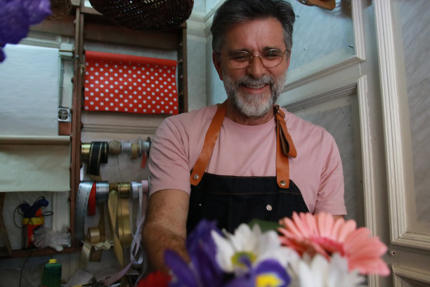 花店工人在做花卉装饰图片下载