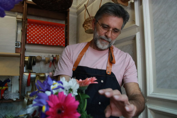 花店工人在做花卉装饰图片下载