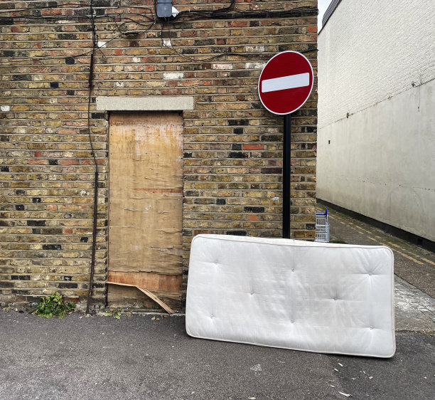 丢弃的床垫图片下载