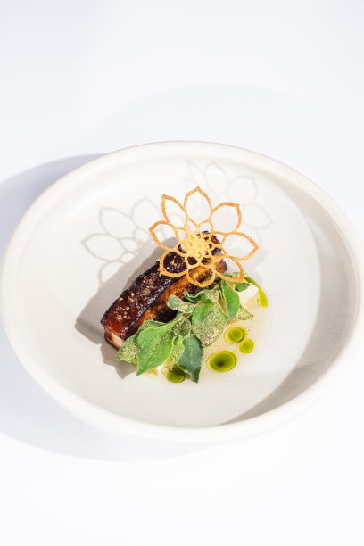 米其林星级餐厅的烤五花肉配鼠尾草黄油和莳萝油图片下载